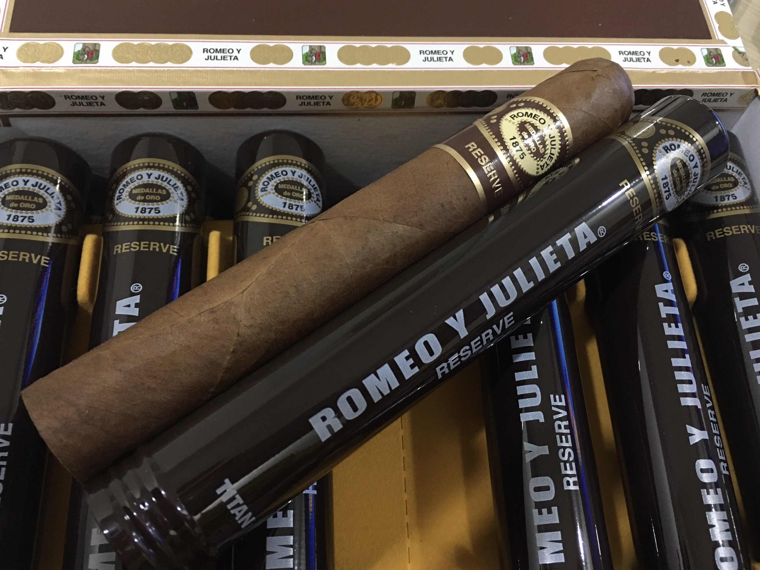 Romeo Y Julieta RESERVE Titan (Điếu lẻ)