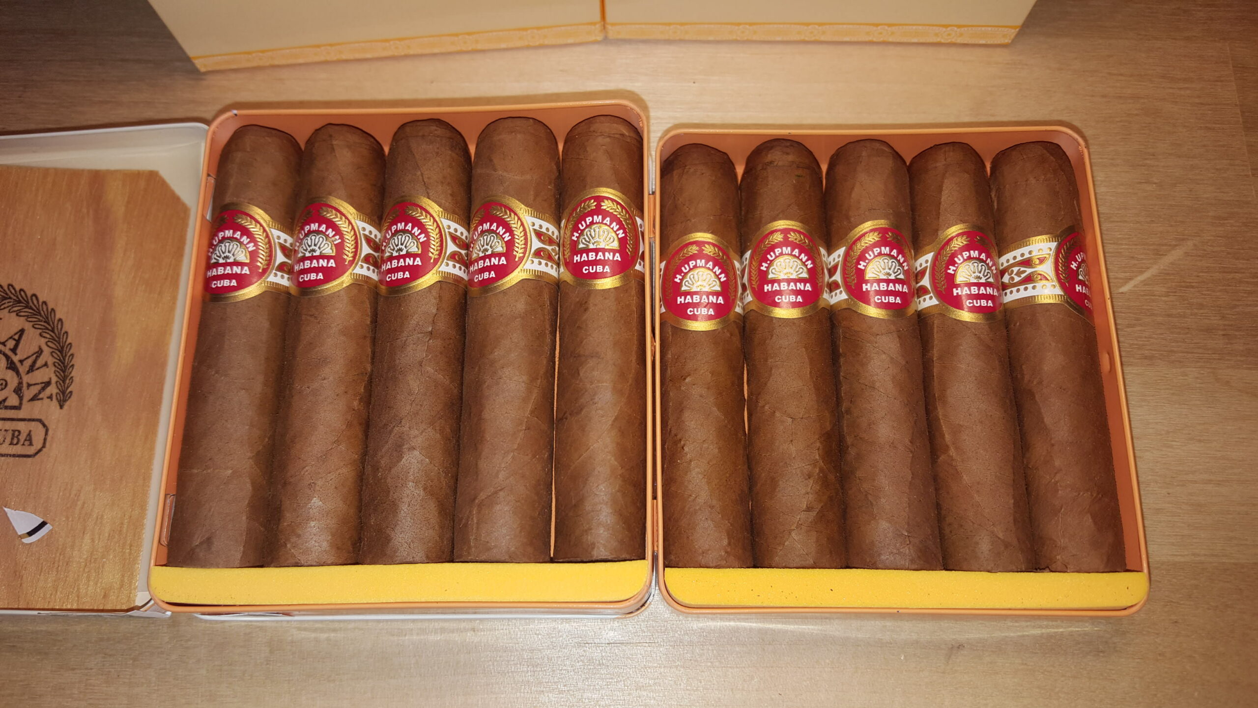 H. Upmann Half Corona (hộp sắt 5 điếu) - Ảnh 3
