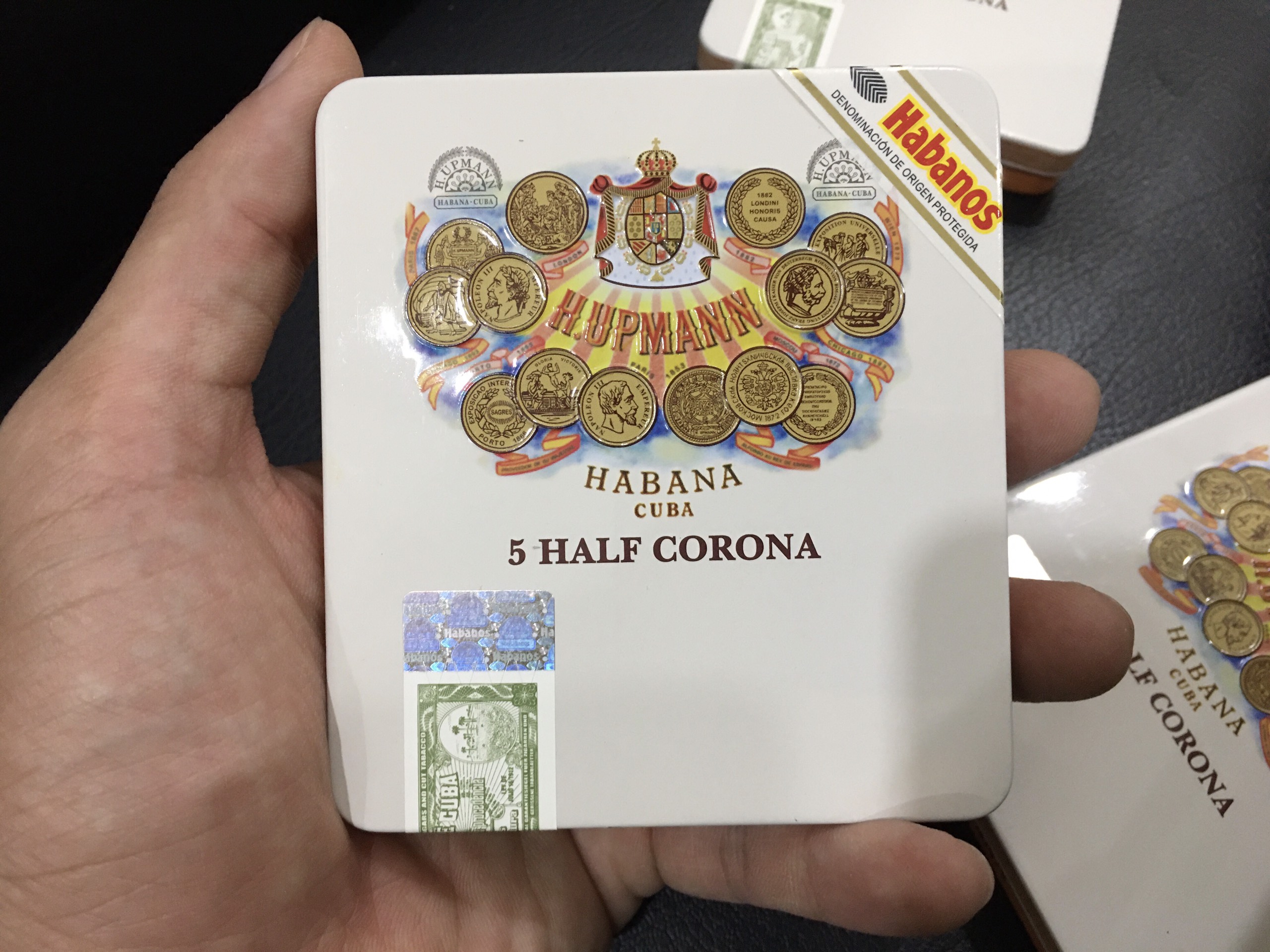 H. Upmann Half Corona (hộp sắt 5 điếu)