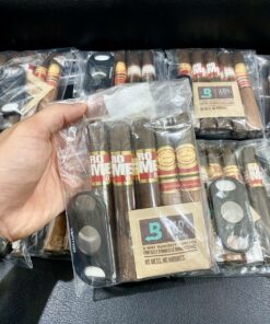 Alternative view of Romeo y Julieta 5 cigar kèm dao cắt và boveda